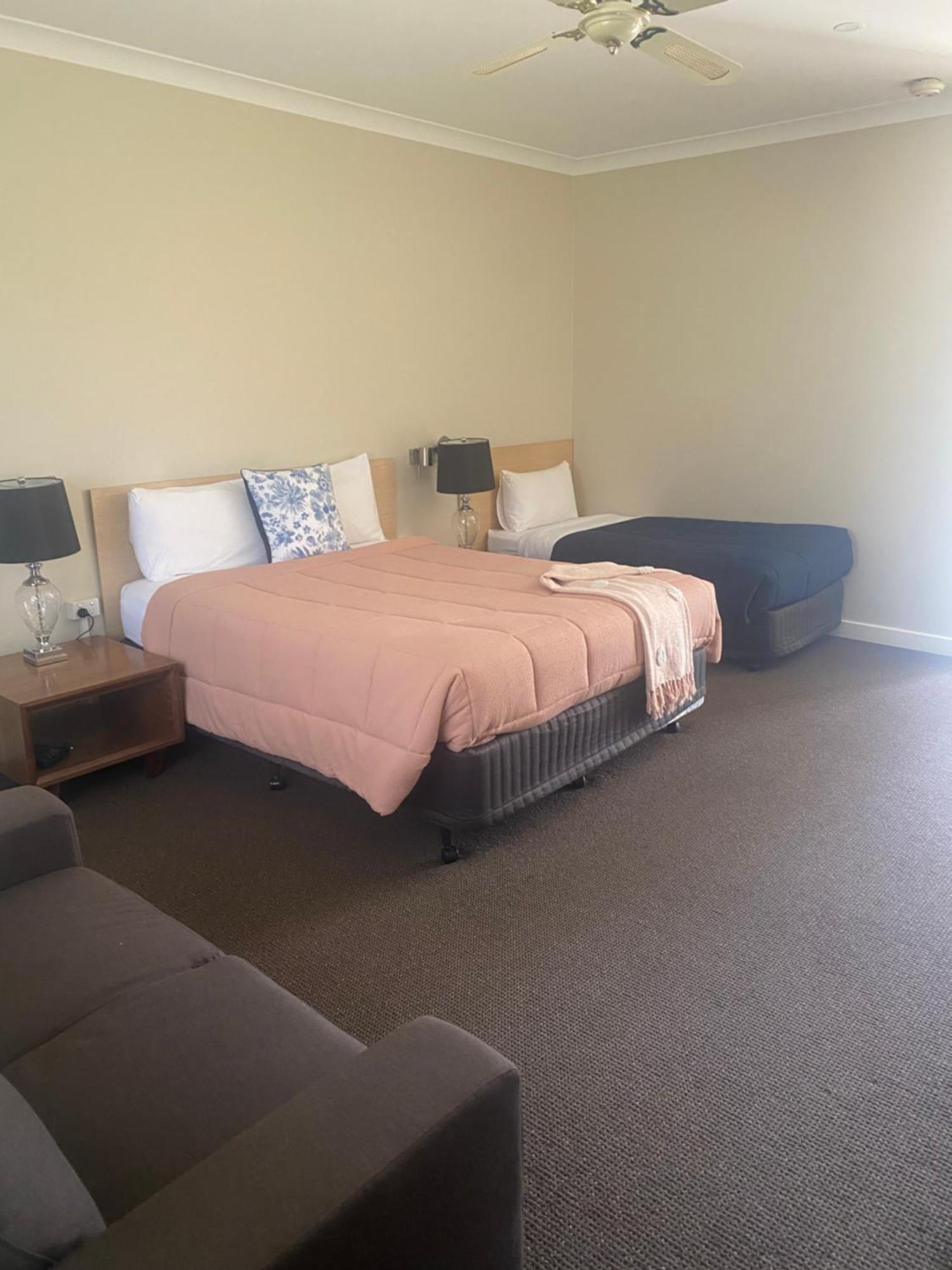 Tumbarumba Motel & Elms Restaurant Екстер'єр фото